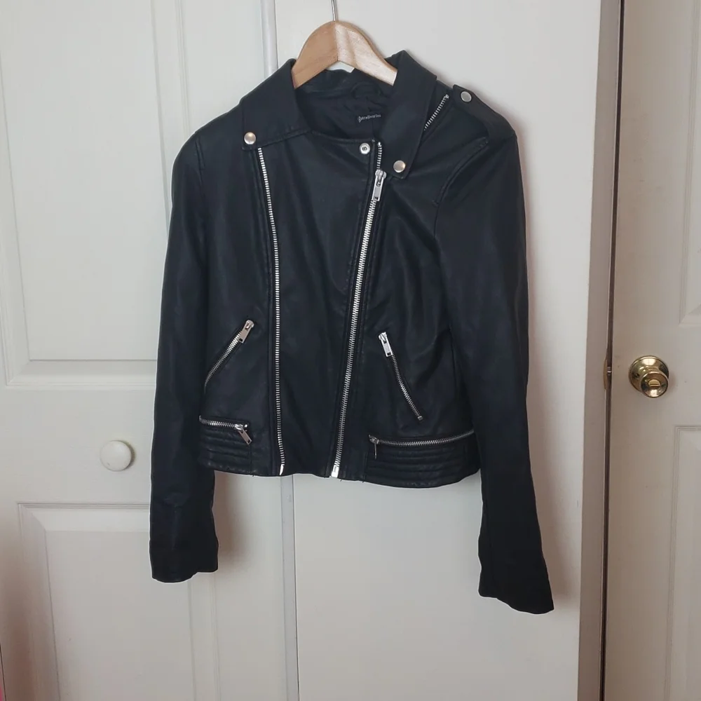 Stradivarius faux leather jacket with buttons and zippers - Picture 2 of 6